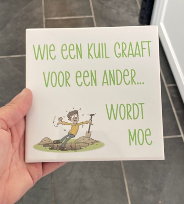Tegel - Wie een kuil graaft voor een ander
