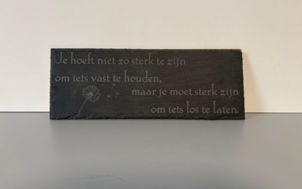 Leisteen met tekst gravering